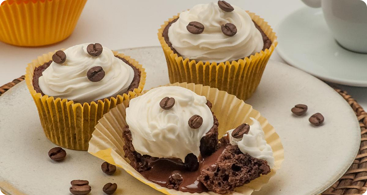Uma imagem de um cupcake de café com chantilly